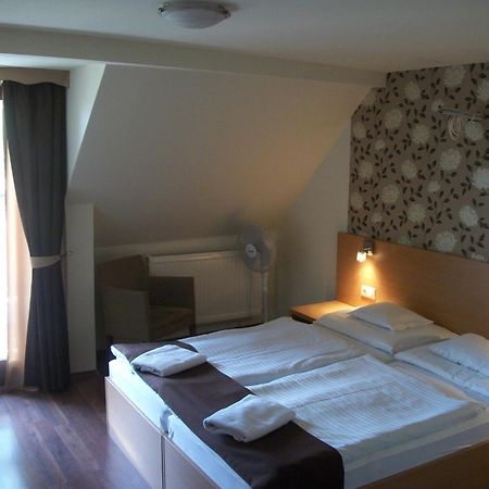 Hotel Viktoria Balatonalmádi エクステリア 写真