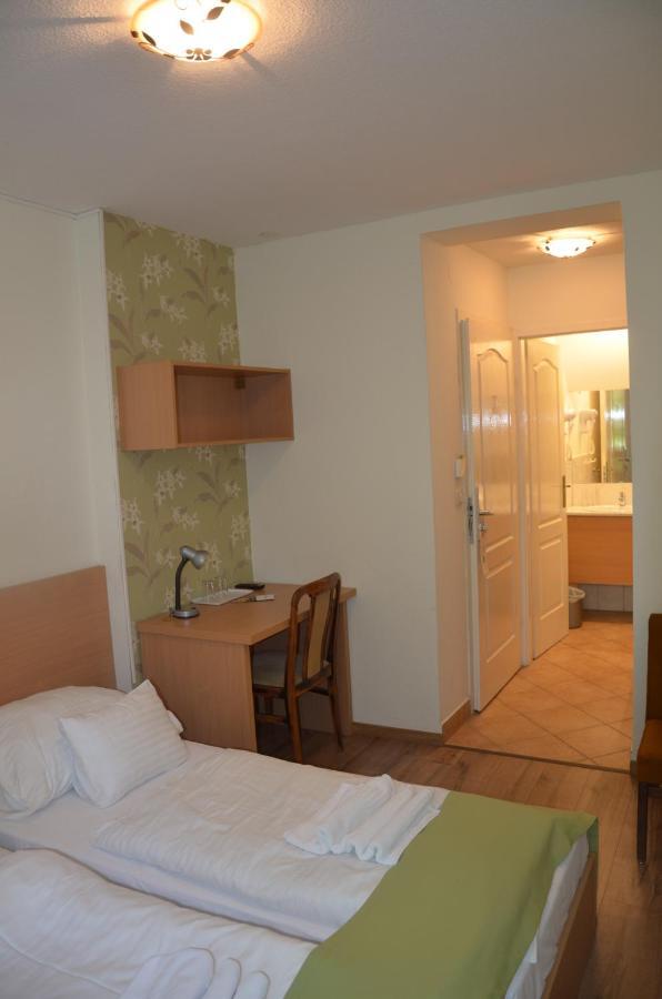 Hotel Viktoria Balatonalmádi エクステリア 写真