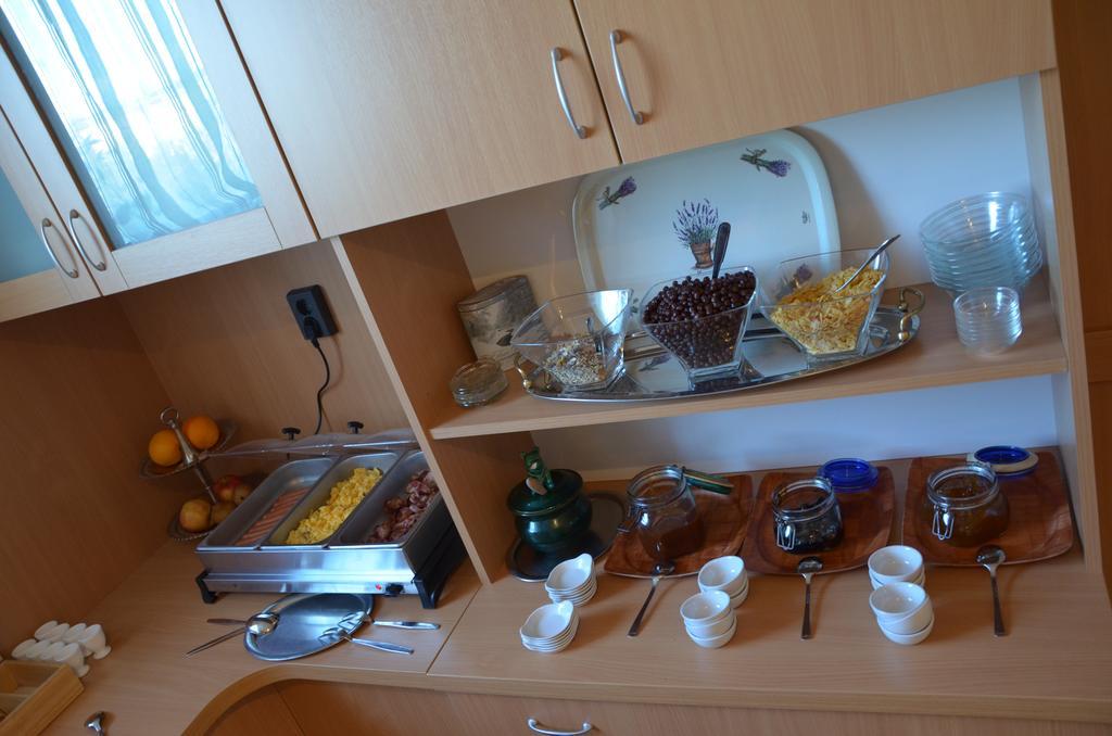 Hotel Viktoria Balatonalmádi エクステリア 写真
